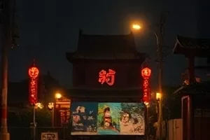 《灯下故人》封面，一盏台灯下摊开的旧相册
